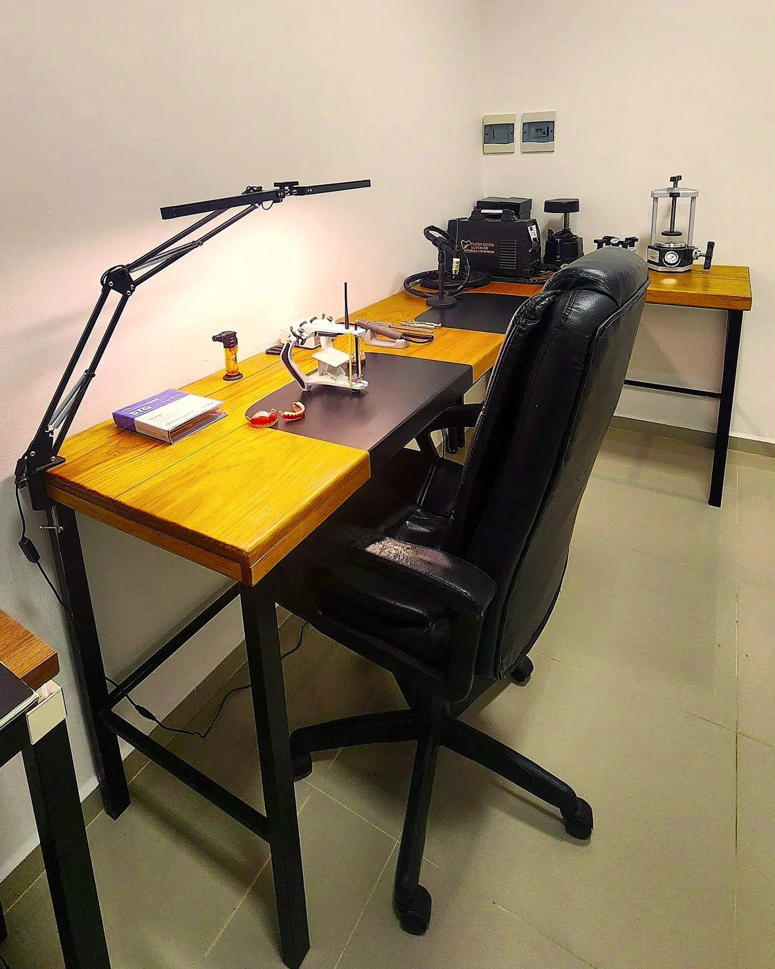 Bancada de trabalho do laboratório YAMASAKI, com articulador e equipamentos